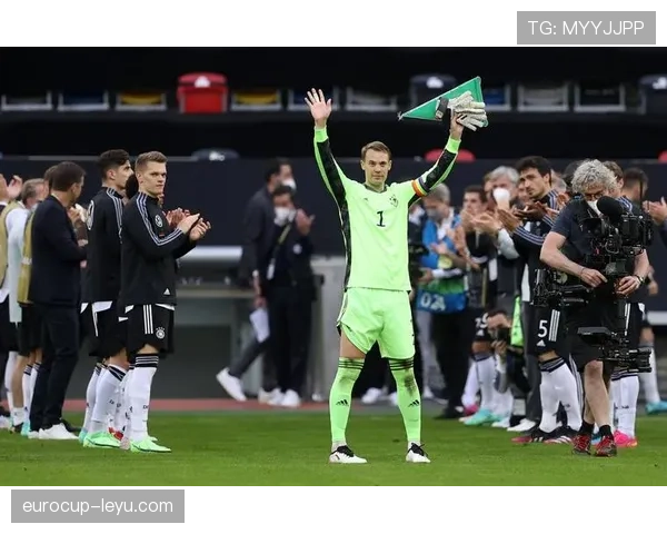 诺伊尔精准长传策动攻防转换，展现顶级门将视野