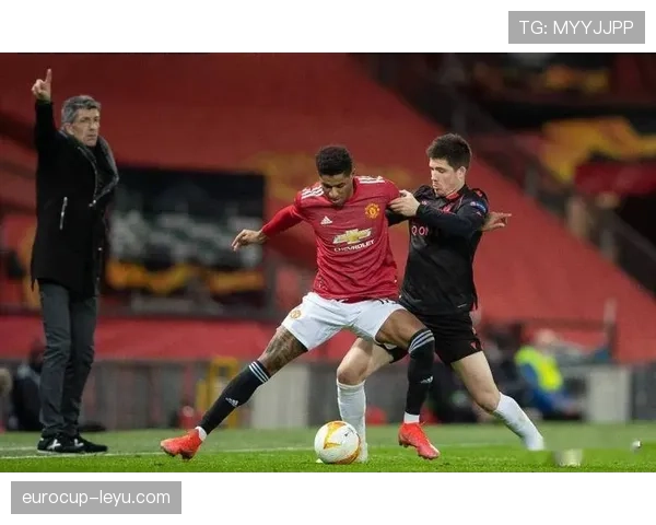 曼联防线失误频繁引发争议,球队稳定性面临考验